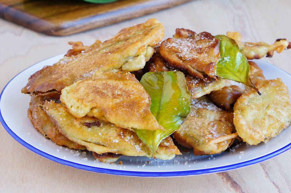 Plato de paparajotes, postre típico de Murcia